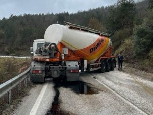 Makaslayan Tır Yığılca Yolunu Trafiğe Kapattı
