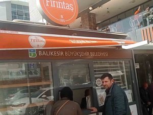 Edremit’te Vatandaş Fırıntaş’ın 350 Gramlık Pidesine Hücum Etti