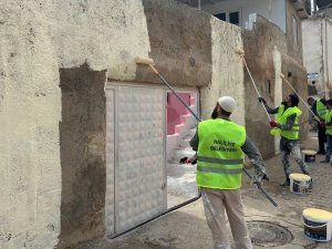 Selden Zarar Gören Ev Ve Duvarlar Boyanıyor