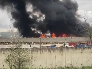 Kocaeli’de Temizlik Ürünlerinin Üretildiği Fabrika Alevlere Teslim Oldu