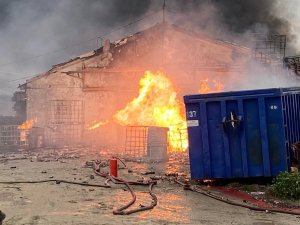 Temizlik Malzemesi Deposunda Çıkan Yangına Müdahale Sürüyor