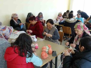 Burdur’da Kalan Depremzedeler El Sanatları Kursuyla Kendilerini Geliştiriyor