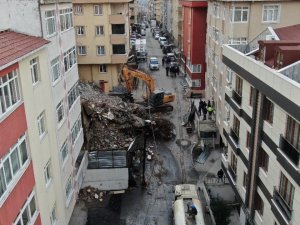 Maltepe’de Yıkım Esnasında Göçük Meydana Geldi, İş Makinasının Bir Bölümü Enkazda Kaldı