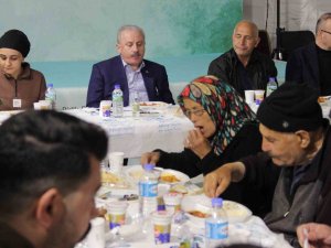 Tbmm Başkanı Şentop İlk İftarı Depremzedelerle Yaptı