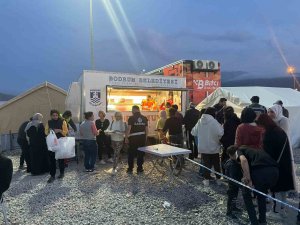 Hatay’daki Bodrum Çadırında Depremzedeler İftar Açtı