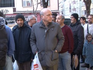 İ̇stanbul’da Ramazanın İlk Gününde Vatandaşlar Pide Kuyruğuna Girdi