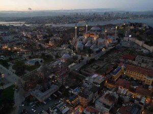 Ayasofya Camii’nin Avlusunda Vatandaşlar İlk Orucunu Açtı
