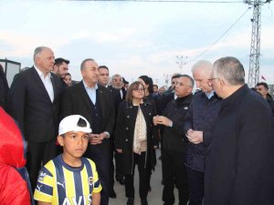 Dışişleri Bakanı Çavuşoğlu İftarını Depremzedelerle Yaptı