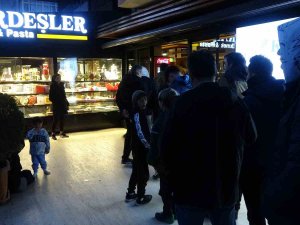 Kocaeli’de İlk İftar Gününde Pide Kuyruğu