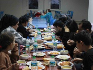 Kırklareli’nde Depremzedeler İlk İftarını Yaptı