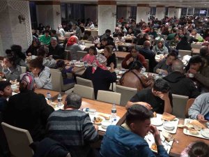 Memleketlerinden Uzak Kalan Depremzedelerin İlk İftarı