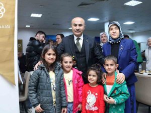 Mardin Valisi Demirtaş, İlk İftarını Depremzede Vatandaşlarla Yaptı