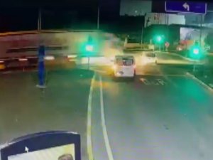 Kırmızı Işıkta Geçen Tırın Hafif Ticari Araca Vurma Anı Güvenlik Kamerasında