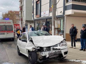 Otomobilin İşçi Servisiyle Kafa Kafaya Çarpıştığı Feci Kaza Kamerada: 1 Ölü, 3 Yaralı