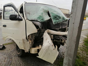 Rize’de Trafik Kazası. Bariyerleri Aşarak Üst Geçit Ayağına Çarptı