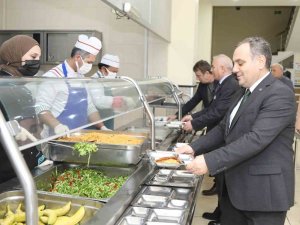 Erü Rektörü Altun, Öğrencilerle İ̇ftar Yaptı