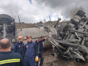 Niğde’de Lpg Tankeri Devrildi: 1 Ölü