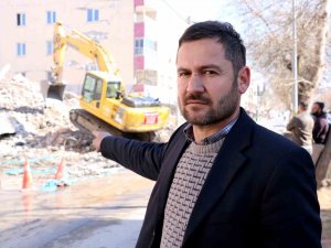 Depremde Enkazda Kalan 1 Milyon Liralık Yem Ve Gıdasını Kurtarmaya Çalışıyor