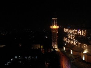 624 Yıllık Ulu Cami’ye Asılan Ramazan Mahyası Geceyi Aydınlattı