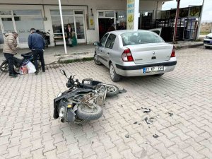 Otomobille Çarpışan Elektrikli Bisiklet Sürücüsü Yaralandı