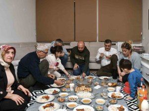 Esenyurt Belediye Başkanı Bozkurt İlk İftarını Depremzede Aile İle Yaptı