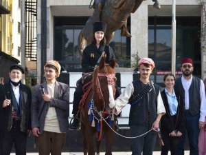“Şehit Makbule Efe” İsimli Tiyatro Gösterisi Büyük Alkış Topladı