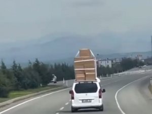 Batman-kozluk Karayolunda Şaşırtan Görüntü: Hafif Ticari Üzerine Adeta Kule Yaptı