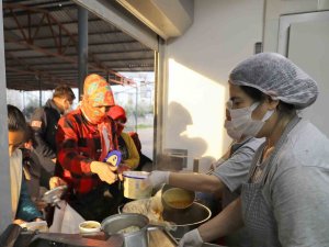 Büyükşehir Belediyesi Kepez’de Sıcak Yemek Dağıtıyor