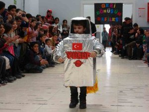 Minik Öğrencilerden Sıra Dışı Defile