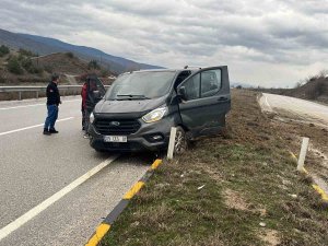 D100’de Orta Refüje Çıkan Minibüsün Sürücüsü Yaralandı