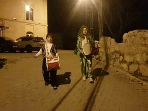 Ramazan’da Minikler Köyün Davulcusu Oldu