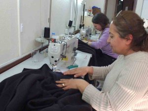Balıkesir’de Kadınlar Depremzedeler İçin Battaniye Üretiyorlar