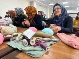 Nevşehir’de Depremzede Kadınlar Örgü Örerek Stres Atıyor