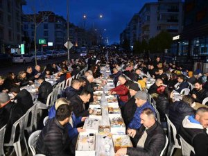 Cadde Kapatıldı, 2 Bin Kişi Birlikte İftar Yaptı