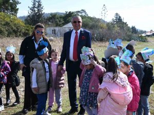 Kemer’de Minikler Fidanları Toprakla Buluşturdu