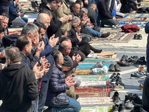 Ramazan’ın İlk Cumasında Camiler Doldu Taştı
