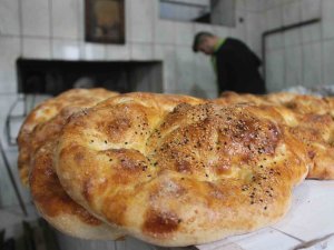 Pideye Lezzeti 40 Yıllık Kara Fırın Veriliyor