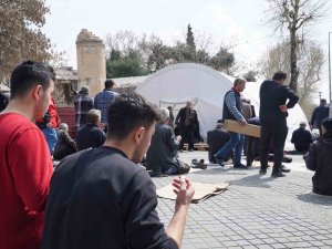 Depremin Merkezi Kahramanmaraş’ta Ramazan’ın İlk Cuma Namazı Kılındı
