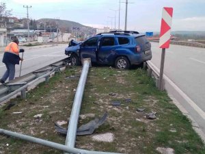 Kontrolden Çıkan Araç Orta Refüje Daldı