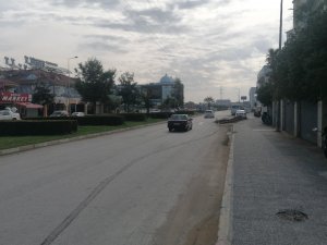 Antalya’da Otomobilin Kadına Çarptığı Anlar Güvenlik Kamerasına Yansıdı