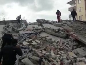 Malatya’nın Yeşilyurt İlçesindeki Koyunoğlu Caddesi’nde 4 Katlı Bir Bina Çöktü. Çökmenin Ardından Olay Yerine Çok Sayıda Ekip Sevk Edilirken, Enkaz Altında 1 Kişinin Olduğu İddia Edildi.