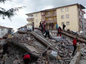 Malatya’da 4 Katlı Ağır Hasarlı Bina Çöktü