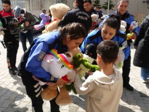 Burdur Polisi Yurtta Kalan Depremzede Çocuklara Oyuncak Dağıttı