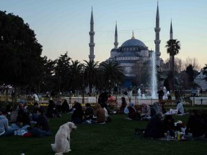 Sultanahmet Meydanı, Ramazanın İkinci Gününde De Doldu