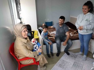 Emine Erdoğan, Hatay’da Depremzedelerle Bir Araya Geldi