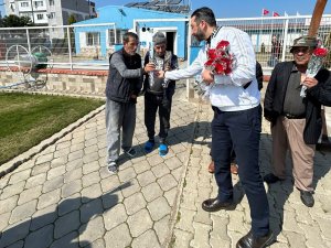 Salihli Beşiktaşlılar’dan Yaşlılara Karanfilli Kutlama