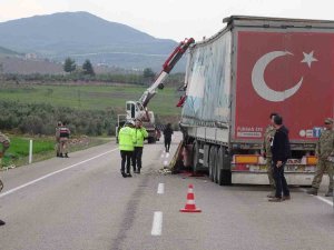 Kilis’te Tır Park Halindeki Tıra Çarptı: 3 Yaralı