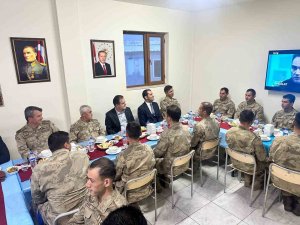 Vali Akbıyık Ve Jandarma Genel Komutanı Orgeneral Çetin İftarını Mehmetçikle Açtı
