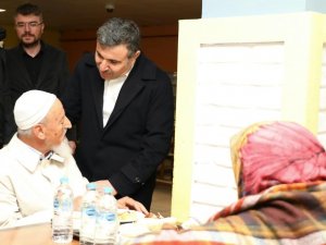 Vali Atay, İftarını Depremzedelerle Yaptı