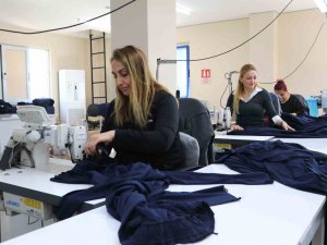 Depremzedeler İçin Örnek Çalışma: İ̇htiyaca Göre Üretip Gönderiyorlar